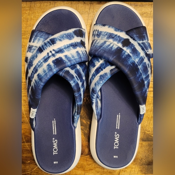 TOMS Mallow Crossover Sandals - Picture 1 of 2
